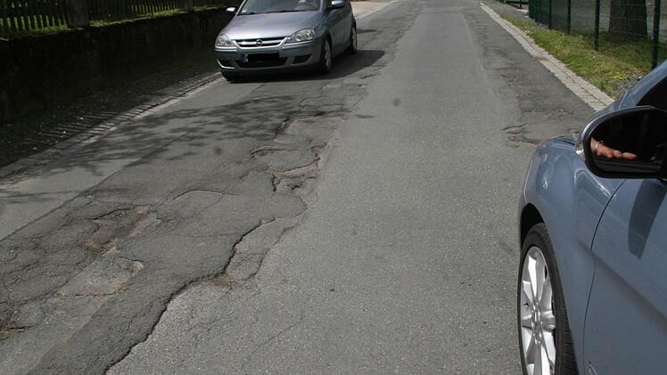Ein Flickenwerk ist die Mangersreuther Straße im Bereich zwischen der Wickenreuther Allee und der Kirche. Nun soll die Straße saniert werden.   Fotos: Sonja Adam