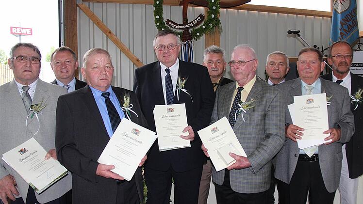 Für 40 Jahre als Feldgeschworene geehrt.