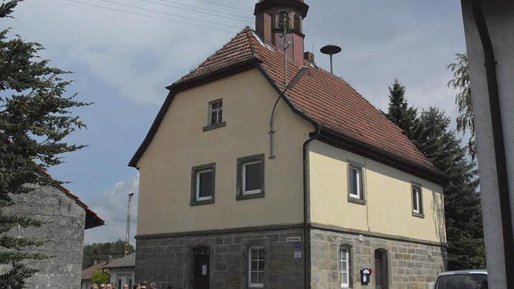 Dieses alte Schulhaus wird im Erdgeschoss vom Haßbergverein als Vereinsheim genutzt. Das Obergeschoss kann jetzt ein Mieter günstig bewohnen.