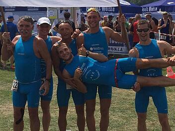 Nach den guten Ergebnissen von Hof hat der ASC Kronach-Frankenwald mit (von links) Bernd Ehrhardt, Andreas Wolf, Uwe König, Johann Bayer und Sebastian Sticker sowie (liegend) Michael Kalb jetzt wieder gute Chancen zum Aufstieg in die Triathlon-Bayernliga. Foto: privat