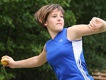 Melissa Schäfer vom TSV Kissingen erzielte mit 56,50 Meter im Ballwurf der Schülerinnen W14 einen neuen Unterfränkischen Rekord. Fotos: Reinhold Nürnberger