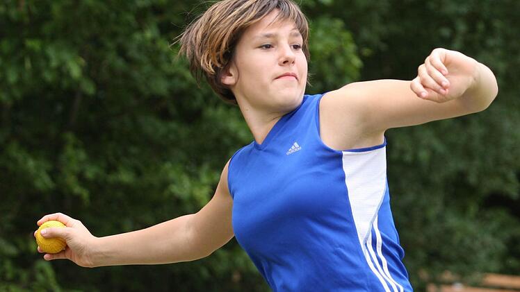 Melissa Schäfer vom TSV Kissingen erzielte mit 56,50 Meter im Ballwurf der Schülerinnen W14 einen neuen Unterfränkischen Rekord. Fotos: Reinhold Nürnberger