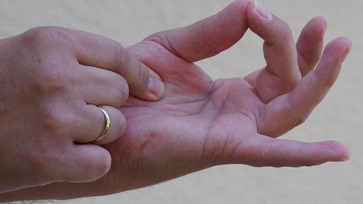 Der Garstufen-Test: Fühlt sich das Steak so an, wie hier die Hand, ist es medium. Foto: Dominic Meißner
