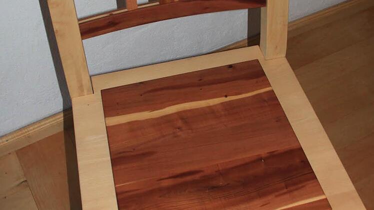 Ein Stuhl, der aus zahlreichen Holzsorten hergestellt ist Foto: Matthias Einwag