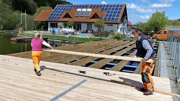 Die Mitarbeiter des Bauhofs sind derzeit mit der Fertigstellung des Bade-Decks beschäftigt. Foto: Dieter Hübner