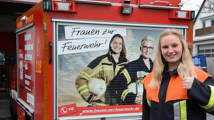 So wird das Einsatzfahrzeug zum Hingucker. Für die Frauen-Kampagne gibt's einmal "Daumen hoch" von Lea Berthold.  Fotos: Dagmar Besand