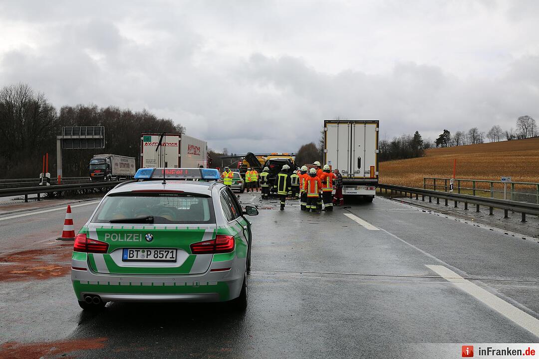 Autobahn nach Kollision von fünf Fahrzeugen komplett gesperrt - Mehrere Personen verletzt