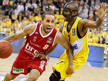 Einst bei Brose, jetzt bei SIG Straßburg: Mit den Franzosen kehrt Zack Wright (links) nun nach Bamberg zurück und trifft auf das Team von Medi Bayreuth, das sein Heimspiel verlegen musste.   Foto: Archiv