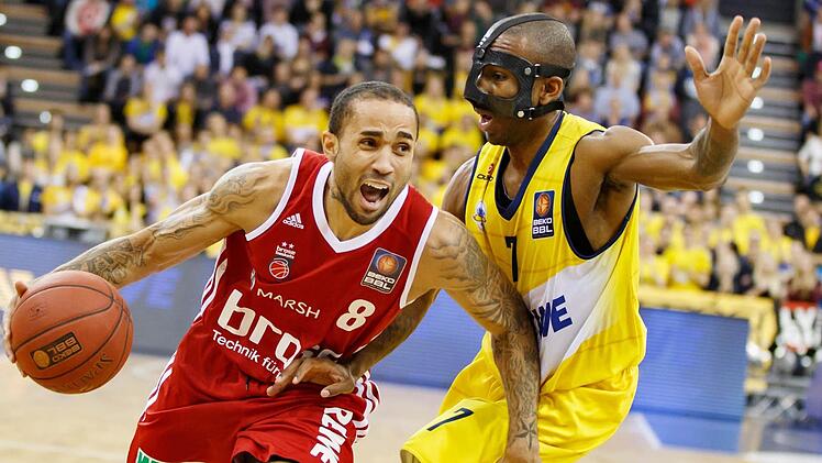Einst bei Brose, jetzt bei SIG Straßburg: Mit den Franzosen kehrt Zack Wright (links) nun nach Bamberg zurück und trifft auf das Team von Medi Bayreuth, das sein Heimspiel verlegen musste.   Foto: Archiv