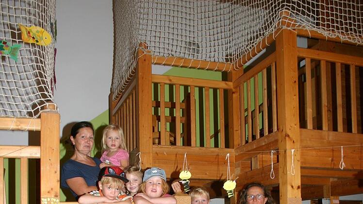 Mit einem besonderen Raumkonzept, das auf Aktivit&auml;tszonen und Individualbereich setzt, ging der evangelische Kindergarten Klecks vor 25 Jahren an den Start. Von Anfang an pr&auml;gten Leiterin Andrea Knauer (links) und Erzieherin Pia H&ouml;hn (rechts) die Einrichtung. Foto: Martin Rebhan