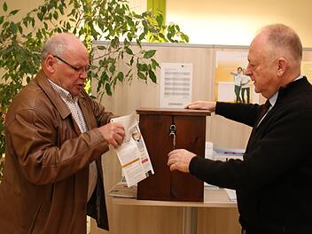 Albert Laudensack (links) tütet ein Handy ein. Nach Rücksprache mit Bürgermeister Helmut Blank sind im Rathaus und im Schloss Wahlurnen als Spendenboxen für alte Handys aufgestellt worden. Thomas Malz