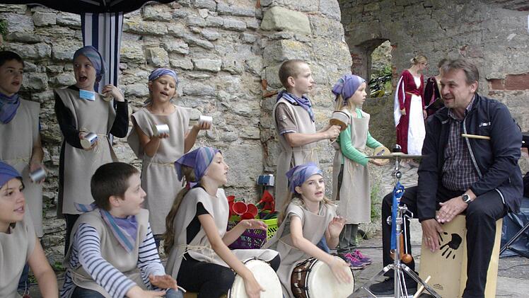 Die Veranstaltungen von musifit finden auch weiterhin statt, hier musiziert  Kuno Holzheimer mit Kindern. Foto: Winfried Ehling