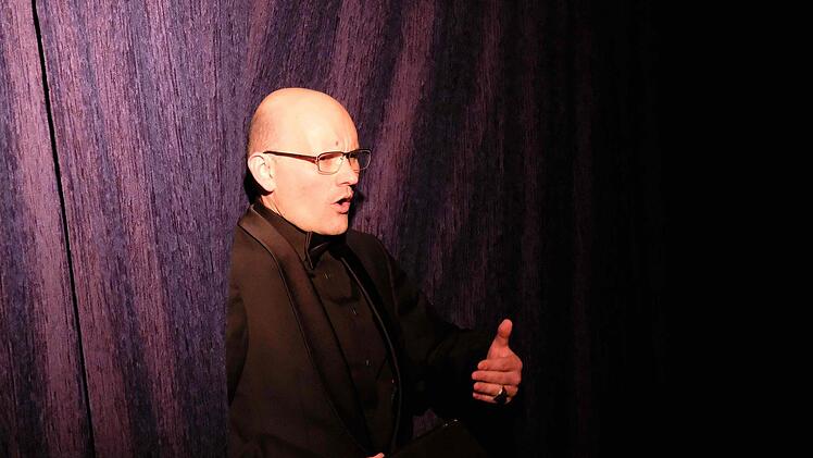 Moderator Andreas Tröger kommentiert die Theateraufführungen seit vielen Jahren.Gerd Schaar