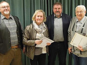 Für ihre unerschütterliche Treue zum Obst- und Gartenbauverein Neu- und Neershof wurden diese beiden Mitglieder mit Ehrennadeln und Ehrenurkunden ausgezeichnet: von links Werner Wollandt, Verena Derks, Reiner Brückner und Franz Franzl. Foto: Edwin Meißinger