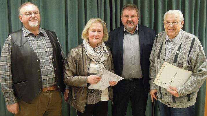 Für ihre unerschütterliche Treue zum Obst- und Gartenbauverein Neu- und Neershof wurden diese beiden Mitglieder mit Ehrennadeln und Ehrenurkunden ausgezeichnet: von links Werner Wollandt, Verena Derks, Reiner Brückner und Franz Franzl. Foto: Edwin Meißinger