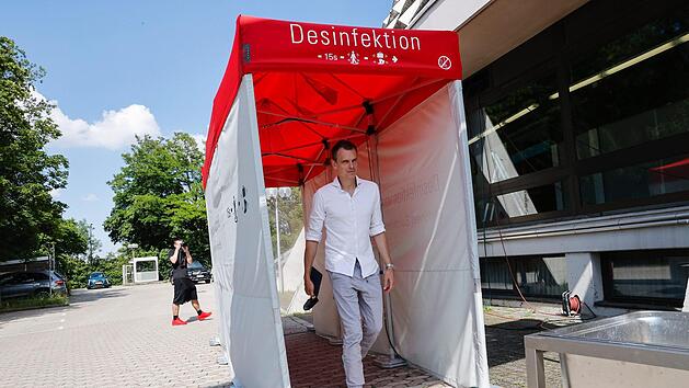 Bevor der Bamberger Individualtrainer Stefan Weissenb&ouml;ck in den Audi-Dome darf, muss er durch die Desinfektionsschleuse gehen. Foto: Daniel L&ouml;b