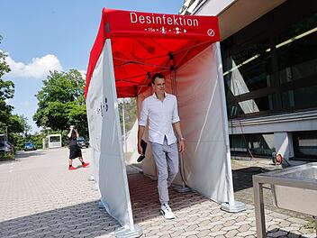 Bevor der Bamberger Individualtrainer Stefan Weissenböck in den Audi-Dome darf, muss er durch die Desinfektionsschleuse gehen. Foto: Daniel Löb