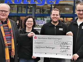 Der Vorsitzende des Bad Kissinger Hospizvereins, Internist und Palliativmediziner Dr. Reinhard Höhn (von links), bei der Spenden-Übergabe durch die Edeka-Marktleiter Doris Müller, Benedikt Weber und Andre Pfennig.