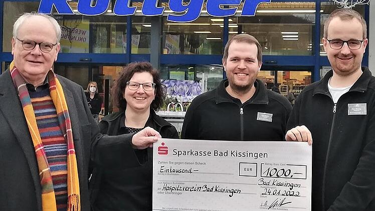 Der Vorsitzende des Bad Kissinger Hospizvereins, Internist und Palliativmediziner Dr. Reinhard Höhn (von links), bei der Spenden-Übergabe durch die Edeka-Marktleiter Doris Müller, Benedikt Weber und Andre Pfennig.