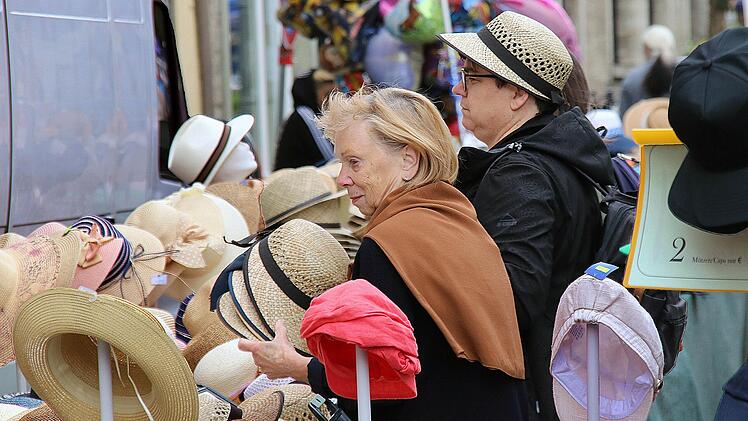 Ob bei Regen oder Sonne, Hüte gehen beim Flohmarkt immer. Foto: Dieter Britz
