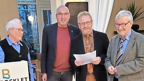Die Vorsitzende des Vdk-Ortsverbandes Bad Bocklet, Brunhilde Hillenbrand (von links), B&uuml;rgermeister Andreas Sandwall und Kreisverbandsvorsitzender Engelbert Roith ehrten den 2. Vorsitzenden Siegbert Holzheimer f&uuml;r 25-j&auml;hrige Mitarbeit im Vorstand...