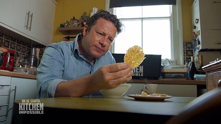 Die Kichererbsen-Cracker sind ein einziges Rätsel für Jamie Oliver.