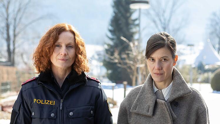 Polizistin Martina Schober (Jutta Fastian, links) bittet Chefinspektorin Acham (Pia Hierzegger) um Hilfe bei der Aufkl&auml;rung der vielen Todesf&auml;lle.