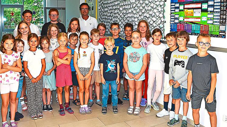 Unser Bild zeigt die Torsch&uuml;tzenk&ouml;nige des WM-Lesewettbewerbs an der Grundschule von Altenkunstadt mit dem Schulleiter Stefan Kern und der Lesebeauftragten Madlen Herold. Dieter Radziej