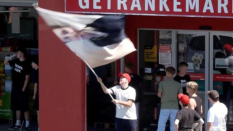 1000 Menschen st&uuml;rmen Emskirchen - Polizeieinsatz bei "Schanzenfest"