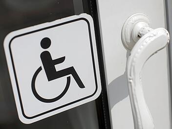 Hinweis-Schild f&uuml;r Menschen mit Behinderung