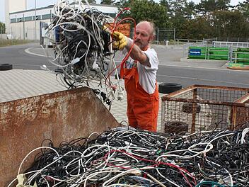 Kupferkabel sind kein Müll, sondern Wertstoffe, die eine Menge Geld bringen. Bernd Hoffmann sammelt sie in einem Container im Abfallwirtschaftszentrum Wirmsthal.  Foto: Bartl