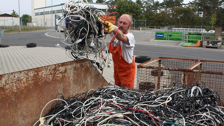Kupferkabel sind kein Müll, sondern Wertstoffe, die eine Menge Geld bringen. Bernd Hoffmann sammelt sie in einem Container im Abfallwirtschaftszentrum Wirmsthal.  Foto: Bartl
