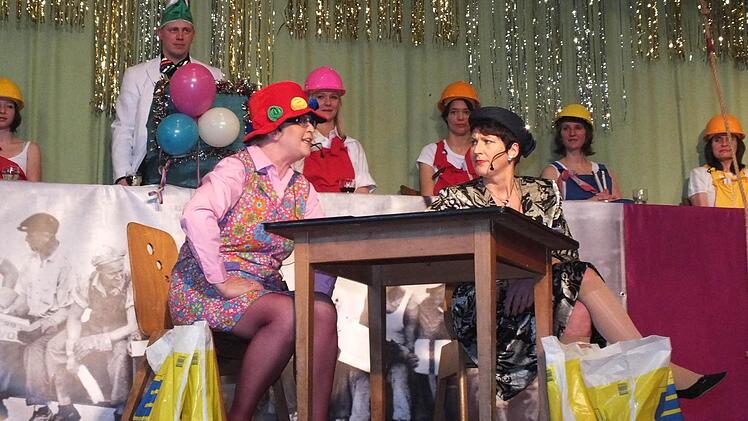 Die Tratschweiber Zilli (links, Annegret Winter) und Gundel (Bettina Faber)