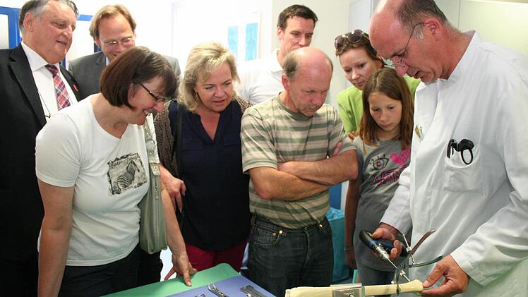 Dr. Holger Herzing arbeitet mit Bohrer und Schrauben am Knochen. Foto: Evi Seeger