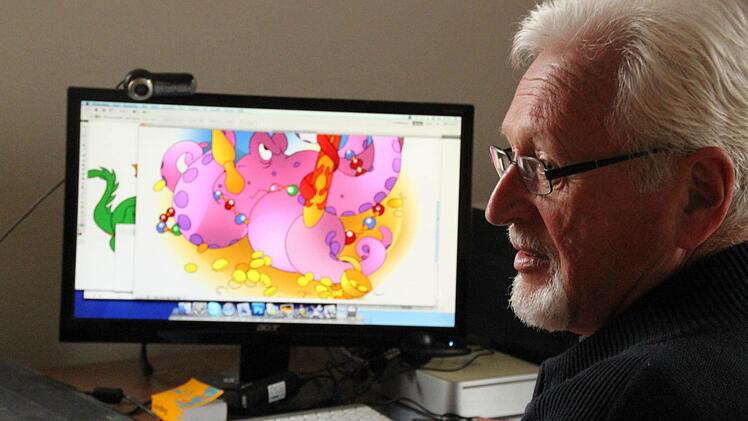 Heinz Körner an seinem Computer mit einem Bild der Staffelberg-Krake