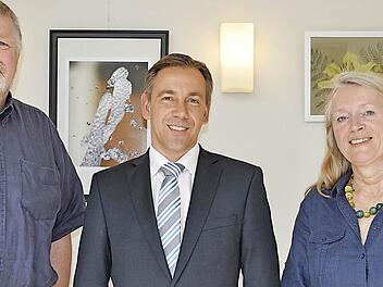 Landrat Alexander Tritthart (Mitte) gratuliert dem neuen Vorsitzenden des Kreisseniorenbeirates, Thomas Wimber, und dessen Stellvertreterin Rosemarie Schmitt. Foto: Landratsamt