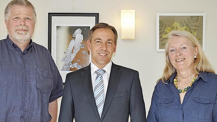 Landrat Alexander Tritthart (Mitte) gratuliert dem neuen Vorsitzenden des Kreisseniorenbeirates, Thomas Wimber, und dessen Stellvertreterin Rosemarie Schmitt. Foto: Landratsamt