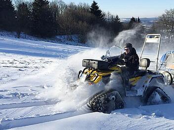 Ein Fahrer der Bergwacht Oberbach testet das Quad mit Raupenantrieb und Transporthänger am Wochenende am Farnsberg.  Foto: Bergwacht