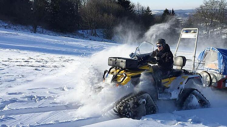 Ein Fahrer der Bergwacht Oberbach testet das Quad mit Raupenantrieb und Transporthänger am Wochenende am Farnsberg.  Foto: Bergwacht