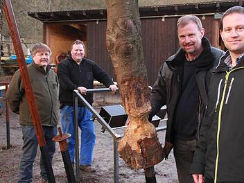 An der Gerätehalle des Wildparks wird getüftelt: Adalbert Löhr von der Tierparkverwaltung, Schweißer Klaus Steiner, Alexander Maunz vom Tierpark und Thomas Heyne von der Uni Würzburg inmitten der Fortschritte. Schautafeln und Exponate sollen den Besuchern den Europäischen Biber ins Bewusstsein rücken.