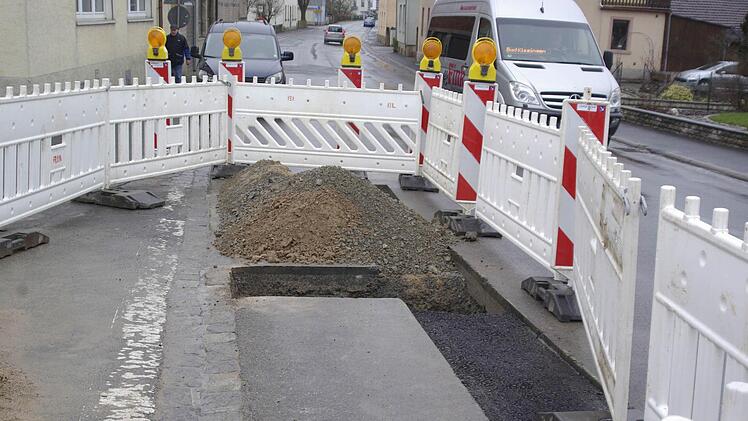 In der Kissinger Straße in Fuchsstadt beginnen erste Bauarbeiten. Foto: Winfried Ehling