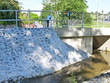 Die neue Brücke über den Grundbach im Bad Rodacher Stadtteil Heldritt wurde jetzt offiziell wieder für den Verkehr freigegeben. Ihre alte Brücke war wegen erheblicher Baumängel abgerissen worden.