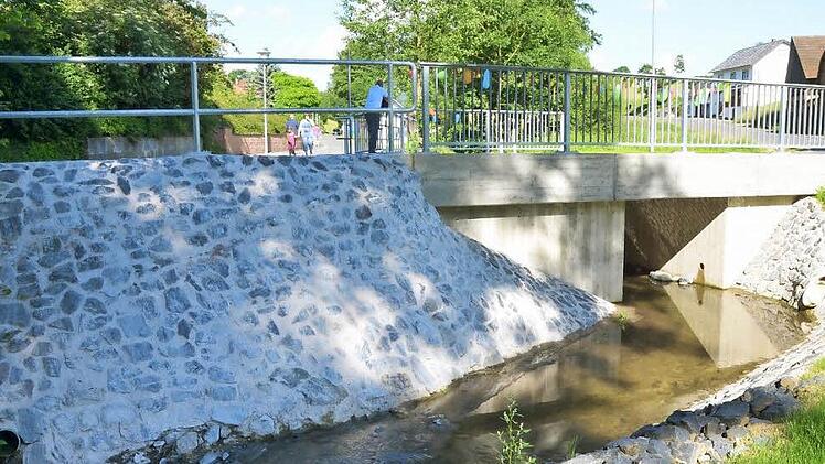 Die neue Brücke über den Grundbach im Bad Rodacher Stadtteil Heldritt wurde jetzt offiziell wieder für den Verkehr freigegeben. Ihre alte Brücke war wegen erheblicher Baumängel abgerissen worden.