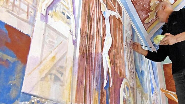 Erich Müller, hoch oben in der Lillinger Kapelle  Fotos: Petra Malbrich