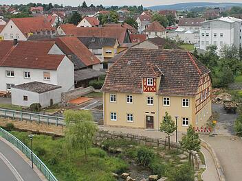 Das renovierte Spitalhaus fügt sich gut in das Ensemble am aufgeweiteten Lauterbach ein. Links neben dem Gebäude liegt der künftige Biergarten. Foto: Harald Riemer