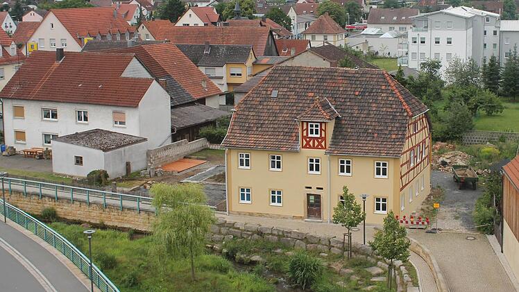 Das renovierte Spitalhaus fügt sich gut in das Ensemble am aufgeweiteten Lauterbach ein. Links neben dem Gebäude liegt der künftige Biergarten. Foto: Harald Riemer