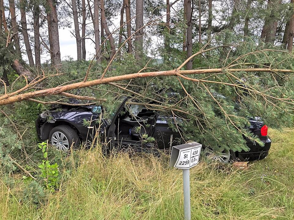 Unfall in Erlangen: Auto kracht gegen Baum in Dechsendorf