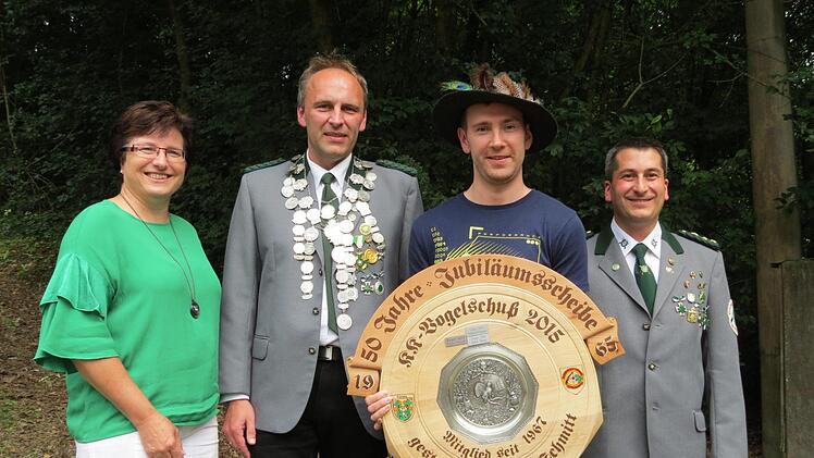 Das neue Königshaus (von links nach rechts) und Bürgermeisterin Patricia Schießer: Schützenkönig Michael Röder, Vogelschuss-König Fedor Fetsch, Schützenmeister und 1. Ritter Michael Fell.  Foto: Doris Bauer