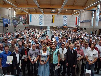 43 neue Feldgeschworene, darunter zwei Frauen, wurden durch Landrat Wilhelm Schneider beim Kreissiebenertag am Samstag vereidigt.