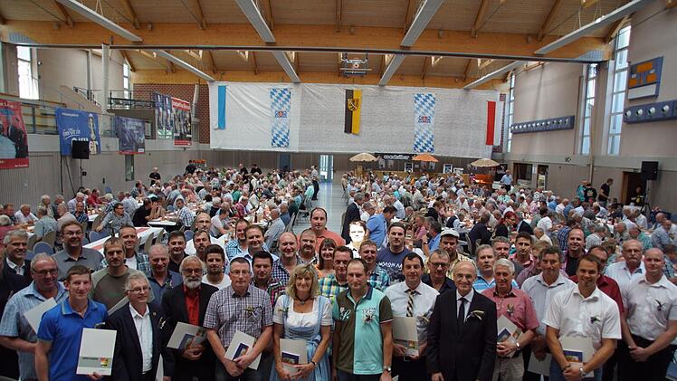 43 neue Feldgeschworene, darunter zwei Frauen, wurden durch Landrat Wilhelm Schneider beim Kreissiebenertag am Samstag vereidigt.